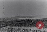 Standbild französische Soldaten beobachten Deutsche Schalen zerlegen Frankreich, 1916, aus Sekunde 15 historischem Filmmaterial Videoclip 65675027509
