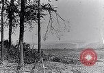 Standbild französische Soldaten beobachten Deutsche Schalen zerlegen Frankreich, 1916, aus Sekunde 19 historischem Filmmaterial Videoclip 65675027509