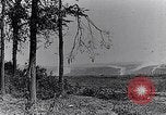 Standbild französische Soldaten beobachten Deutsche Schalen zerlegen Frankreich, 1916, aus Sekunde 22 historischem Filmmaterial Videoclip 65675027509