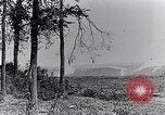 Standbild französische Soldaten beobachten Deutsche Schalen zerlegen Frankreich, 1916, aus Sekunde 23 historischem Filmmaterial Videoclip 65675027509