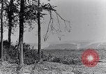Standbild französische Soldaten beobachten Deutsche Schalen zerlegen Frankreich, 1916, aus Sekunde 24 historischem Filmmaterial Videoclip 65675027509