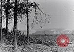 Standbild französische Soldaten beobachten Deutsche Schalen zerlegen Frankreich, 1916, aus Sekunde 25 historischem Filmmaterial Videoclip 65675027509