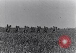 Standbild französische Soldaten beobachten Deutsche Schalen zerlegen Frankreich, 1916, aus Sekunde 32 historischem Filmmaterial Videoclip 65675027509
