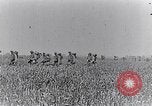 Standbild französische Soldaten beobachten Deutsche Schalen zerlegen Frankreich, 1916, aus Sekunde 33 historischem Filmmaterial Videoclip 65675027509