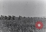 Standbild französische Soldaten beobachten Deutsche Schalen zerlegen Frankreich, 1916, aus Sekunde 34 historischem Filmmaterial Videoclip 65675027509
