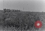 Standbild französische Soldaten beobachten Deutsche Schalen zerlegen Frankreich, 1916, aus Sekunde 38 historischem Filmmaterial Videoclip 65675027509
