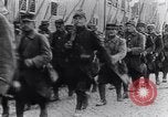 Immagine di Reggimento francese di ritorno dalla parte anteriore Francia, 1917, secondo 9 filmato di repertorio 65675027514