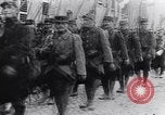 Immagine di Reggimento francese di ritorno dalla parte anteriore Francia, 1917, secondo 10 filmato di repertorio 65675027514