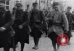Immagine di Reggimento francese di ritorno dalla parte anteriore Francia, 1917, secondo 12 filmato di repertorio 65675027514