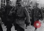 Immagine di Reggimento francese di ritorno dalla parte anteriore Francia, 1917, secondo 13 filmato di repertorio 65675027514