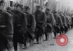 Immagine di Reggimento francese di ritorno dalla parte anteriore Francia, 1917, secondo 16 filmato di repertorio 65675027514