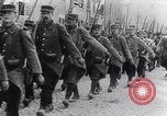 Immagine di Reggimento francese di ritorno dalla parte anteriore Francia, 1917, secondo 17 filmato di repertorio 65675027514