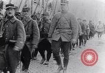 Immagine di Reggimento francese di ritorno dalla parte anteriore Francia, 1917, secondo 29 filmato di repertorio 65675027514