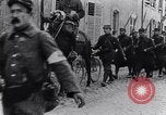 Immagine di Reggimento francese di ritorno dalla parte anteriore Francia, 1917, secondo 35 filmato di repertorio 65675027514