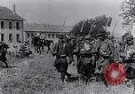 Immagine di Reggimento francese di ritorno dalla parte anteriore Francia, 1917, secondo 36 filmato di repertorio 65675027514