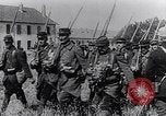 Immagine di Reggimento francese di ritorno dalla parte anteriore Francia, 1917, secondo 38 filmato di repertorio 65675027514