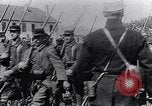 Immagine di Reggimento francese di ritorno dalla parte anteriore Francia, 1917, secondo 40 filmato di repertorio 65675027514