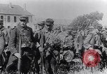 Immagine di Reggimento francese di ritorno dalla parte anteriore Francia, 1917, secondo 41 filmato di repertorio 65675027514