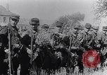 Immagine di Reggimento francese di ritorno dalla parte anteriore Francia, 1917, secondo 44 filmato di repertorio 65675027514