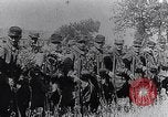 Immagine di Reggimento francese di ritorno dalla parte anteriore Francia, 1917, secondo 46 filmato di repertorio 65675027514