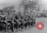 Immagine di Reggimento francese di ritorno dalla parte anteriore Francia, 1917, secondo 49 filmato di repertorio 65675027514
