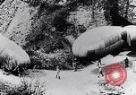 Immagine di Soldati francesi spostare osservazione palloncini lungo una strada Francia, 1917, secondo 15 filmato di repertorio 65675027517