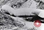 Immagine di Soldati francesi spostare osservazione palloncini lungo una strada Francia, 1917, secondo 26 filmato di repertorio 65675027517