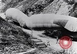 Immagine di Soldati francesi spostare osservazione palloncini lungo una strada Francia, 1917, secondo 27 filmato di repertorio 65675027517