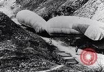 Immagine di Soldati francesi spostare osservazione palloncini lungo una strada Francia, 1917, secondo 29 filmato di repertorio 65675027517