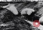 Immagine di Soldati francesi spostare osservazione palloncini lungo una strada Francia, 1917, secondo 38 filmato di repertorio 65675027517