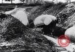 Immagine di Soldati francesi spostare osservazione palloncini lungo una strada Francia, 1917, secondo 40 filmato di repertorio 65675027517