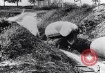 Immagine di Soldati francesi spostare osservazione palloncini lungo una strada Francia, 1917, secondo 41 filmato di repertorio 65675027517