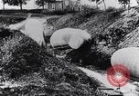 Immagine di Soldati francesi spostare osservazione palloncini lungo una strada Francia, 1917, secondo 43 filmato di repertorio 65675027517