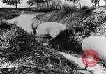 Immagine di Soldati francesi spostare osservazione palloncini lungo una strada Francia, 1917, secondo 44 filmato di repertorio 65675027517