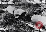 Immagine di Soldati francesi spostare osservazione palloncini lungo una strada Francia, 1917, secondo 47 filmato di repertorio 65675027517