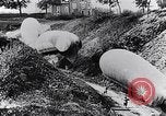Immagine di Soldati francesi spostare osservazione palloncini lungo una strada Francia, 1917, secondo 49 filmato di repertorio 65675027517