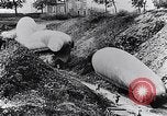 Immagine di Soldati francesi spostare osservazione palloncini lungo una strada Francia, 1917, secondo 50 filmato di repertorio 65675027517