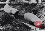 Immagine di Soldati francesi spostare osservazione palloncini lungo una strada Francia, 1917, secondo 51 filmato di repertorio 65675027517