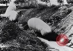 Immagine di Soldati francesi spostare osservazione palloncini lungo una strada Francia, 1917, secondo 58 filmato di repertorio 65675027517