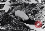 Immagine di Soldati francesi spostare osservazione palloncini lungo una strada Francia, 1917, secondo 60 filmato di repertorio 65675027517