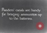 Image soldats britanniques déplacer des munitions par petites Gauge Railroad Flandre, 1916, de la seconde 7 séquences d'archives historiques vidéo 65675027527