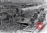 Image soldats britanniques déplacer des munitions par petites Gauge Railroad Flandre, 1916, de la seconde 11 séquences d'archives historiques vidéo 65675027527