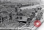 Image soldats britanniques déplacer des munitions par petites Gauge Railroad Flandre, 1916, de la seconde 12 séquences d'archives historiques vidéo 65675027527