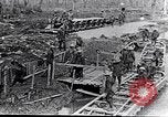Image soldats britanniques déplacer des munitions par petites Gauge Railroad Flandre, 1916, de la seconde 13 séquences d'archives historiques vidéo 65675027527