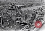 Image soldats britanniques déplacer des munitions par petites Gauge Railroad Flandre, 1916, de la seconde 14 séquences d'archives historiques vidéo 65675027527