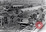 Image soldats britanniques déplacer des munitions par petites Gauge Railroad Flandre, 1916, de la seconde 15 séquences d'archives historiques vidéo 65675027527