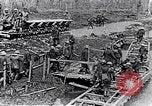 Image soldats britanniques déplacer des munitions par petites Gauge Railroad Flandre, 1916, de la seconde 16 séquences d'archives historiques vidéo 65675027527