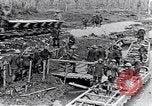 Image soldats britanniques déplacer des munitions par petites Gauge Railroad Flandre, 1916, de la seconde 17 séquences d'archives historiques vidéo 65675027527