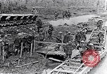 Image soldats britanniques déplacer des munitions par petites Gauge Railroad Flandre, 1916, de la seconde 18 séquences d'archives historiques vidéo 65675027527