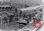Image soldats britanniques déplacer des munitions par petites Gauge Railroad Flandre, 1916, de la seconde 19 séquences d'archives historiques vidéo 65675027527